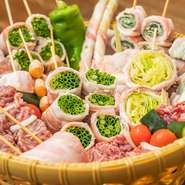 焼鳥と並ぶ【一力】名物、彩り鮮やかなオリジナル野菜巻串。豚バラで巻いた『レタス巻』はポン酢でさっぱり、『とうみょう巻』は旨味タレ味など、串ごとに違った味わいを楽しめます。