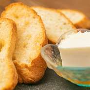 女性人気No．1のメニューは2種のチーズを使った自家製クリームチーズ豆腐の新食感がやみつきに。チーズの風味豊かでなめらかクリーミーな豆腐にメープルで甘さを加えたお洒落な一品。