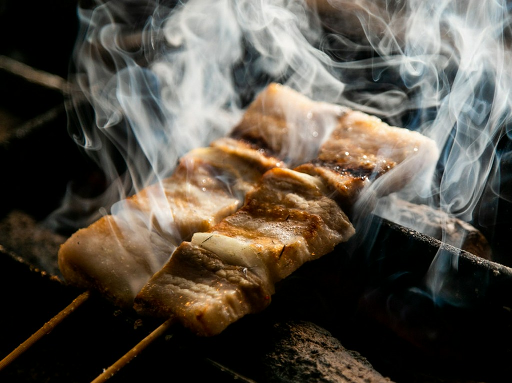 匠が備長炭で焼き上げた串は、風味抜群