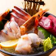 全国各地より毎日直送される鮮魚を使った刺身の盛り合わせは、見た目の華やかさにもこだわった一皿。その日仕入れた鮮魚の中から、お好きなものを選べるのが醍醐味です。