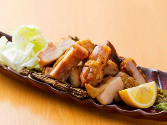 噛むほどに旨みが広がる『自家干し若鶏一夜干し炭火焼』