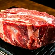 豪快な肉の塊を楽しめる【ホルモン金龍】の人気商品。 思う存分肉の旨みを堪能できると好評です。こちらのメニューはコース料理でも楽しめるそうです。