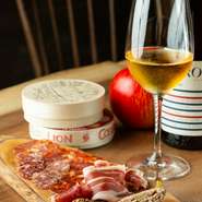 平日16：00～　土日祝15：00～営業しています。
平日は19：00まで1000円アペロ略してセンペロしています。ドリンク2杯とおつまみ1品で1000円税込みです！