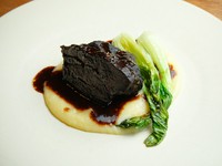 国産牛ほほ肉のほろほろとほぐれる食感を楽しめる一品。自家製の赤ワインソースと、じゃがいものなめらかな食感が特徴のピューレと共にいただきます。