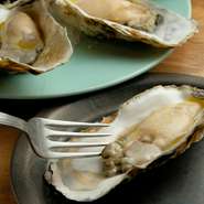 宮城県の海鮮業者から、その時期に一番いい鮮度のものを直送。エシャロットビネガーの味わいが、牡蠣の濃厚なうまみを引き立てます。生牡蠣のほか、自家製の海藻バターオーブン焼きも選べます。