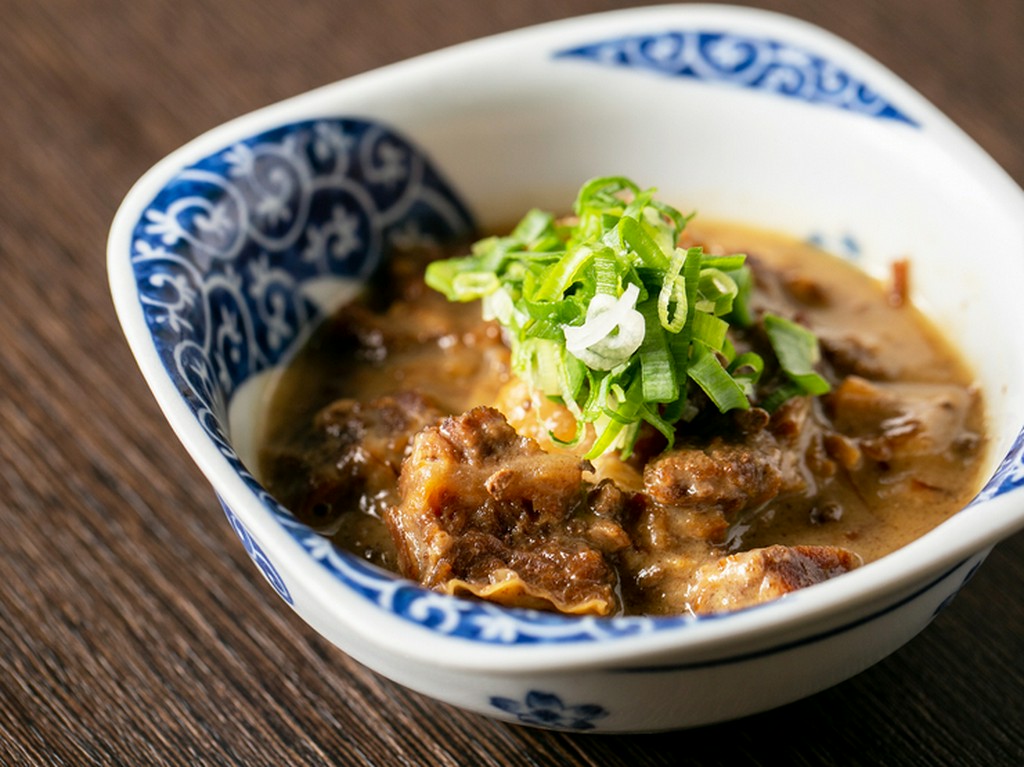 牛すじのトロリととろける食感と白味噌ベースのコク深い旨みがじんわりと広がる『名物　どて焼き』