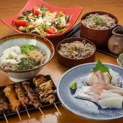 本日のオススメがズラリと並ぶ刺身に迷う。山陰の食材が楽しめる豊富な一品料理
