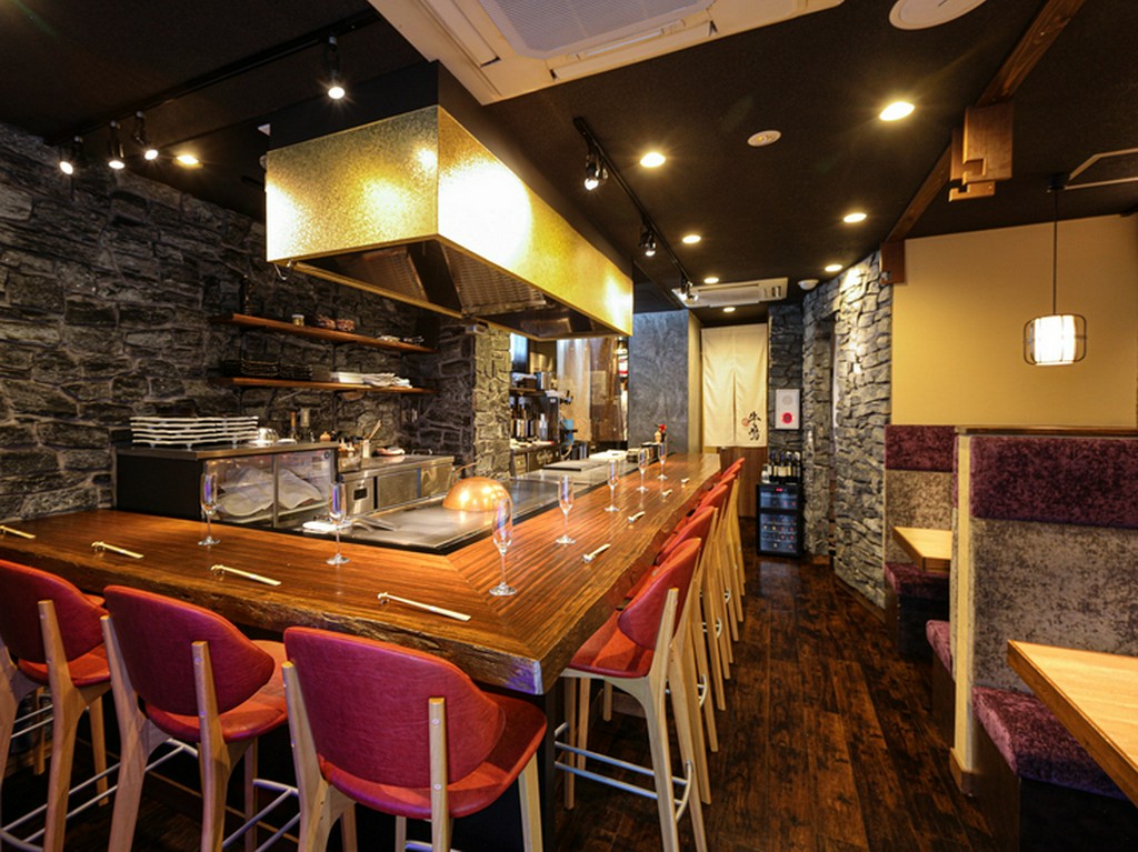 店内は石造りの壁のシックな雰囲気。20人まで収容可能