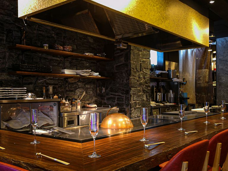 鉄板焼の調理過程をライブで。まさにカウンター席の醍醐味