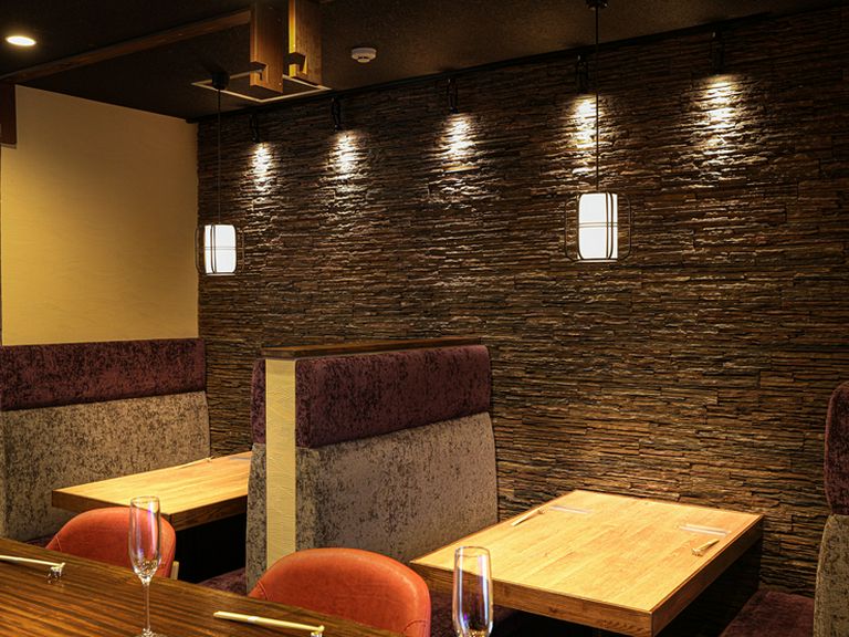 テーブル席が用意され、会食などに重宝します