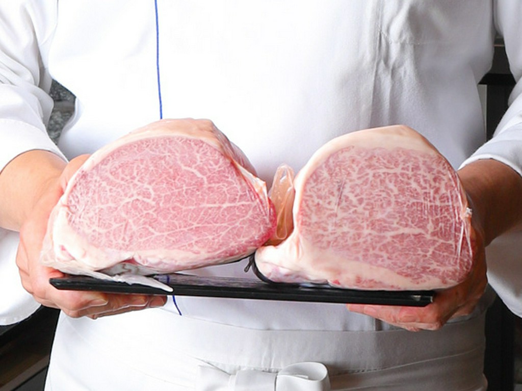 肉はA5ランクの最高級黒毛和牛を提供