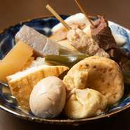 お店の人気NO.1のおでん盛り合せ。自家製の鶏つくね串や牛すじ串、玉子に大根、はんぺんなど、ボリューム満点です。珍しいトマトおでんは、注文から15分程かかるので、ぜひ最初に追加注文を。