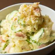 注文してからつくる、あたたかい『ポテトサラダ』。ハムと胡瓜のシンプルな具材でつくりますが、お店の味はなかなか出せないと人気です。