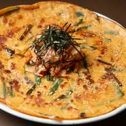 キムチを巻いていただく珍しいスタイル。香ばしい胡麻とキムチの辛味、もちっとした歯ごたえが、絶妙なバランスの逸品。やみつきになること請け合いです。