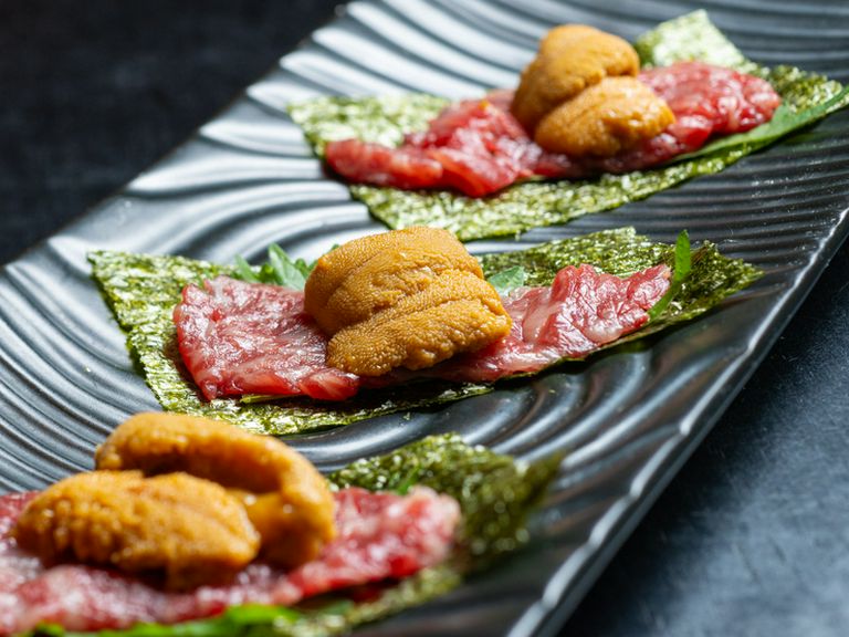 生肉とうにを海苔で巻く『肉うに』