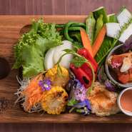 世界にはブルーゾーンと呼ばれる地域があり，沖縄もその地域の一つです。
ブルーゾーンの食事はお野菜，豆類，海藻を中心としている点が特徴です。
それらをバランス良く盛り合わせました。