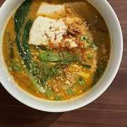マレーシアで食べた味が忘れられず沖縄で手に入るハーブや香味野菜で作り上げたメイドイン琉球のラクサです。
もちろん化学調味料は不使用なのでスープまで全て飲み干せます。
ハーフサイズも有ります。