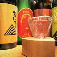 日本酒は全国の地酒をたくさん取り揃えております。なんと1杯390円＋税！納得の味、お値段です。備長炭を漬けた和らぎ水もご用意しております。