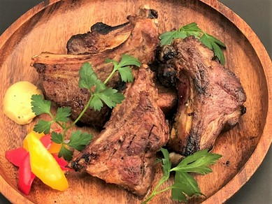 名物！骨付きスペアリブ