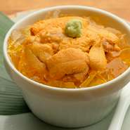 生クリームが入った濃厚な茶碗蒸しの上に、湯葉、ジュレ、うにがたっぷりとのった逸品。ひとすくいして口に入れれば、海鮮の旨みが広がります。