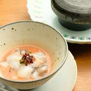 毎日仕入れる新鮮な明石のたこを自家製の酒盗と合わせ。自身の好きな加減で石焼で炙ることができ、香りも旨い肴です。