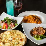 シーンに応じて臨機応変に対応してくれる『4000円コース』は、お店の名物『ウニのクリームパスタ』も満喫できるお得なコース。豊富なラインナップの2時間飲み放題も付いており、各種宴会に重宝しそうです。