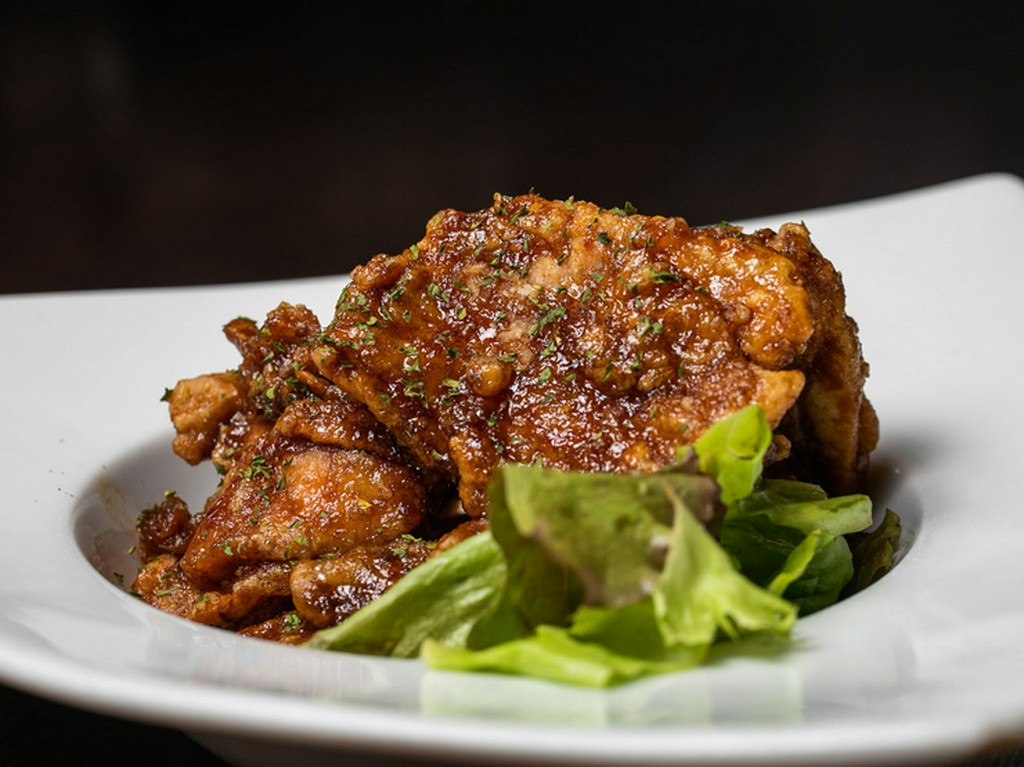 ワインとの相性も抜群。和風ソースの味わいも美味『鶏もも肉のから揚げ　バルサミコソース』