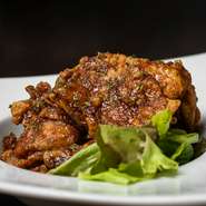 食材を揚げたのち、味付けを行う『鶏もも肉のから揚げ　バルサミコソース』。オリジナルのバルサミコブレンドソースは酸味の強い和風の味わい。ワインとの相性も抜群です。