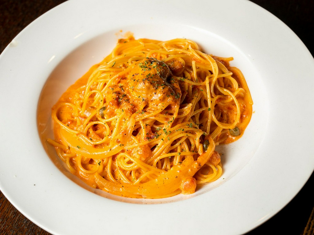 しっかりと濃い濃厚な味わい。一番人気の名物料理『ウニのクリームパスタ』