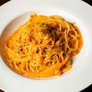 『ウニのクリームパスタ』はお店で一番人気のメニュー。こちらの一皿を目当てにお店を訪れるゲストも多いのだとか。鮮やかなオレンジ色の生ウニは、しっかりと濃い濃厚な味わい。磯の香りが鼻腔をくすぐる逸品です。