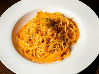 しっかりと濃い濃厚な味わい。一番人気の名物料理『ウニのクリームパスタ』
