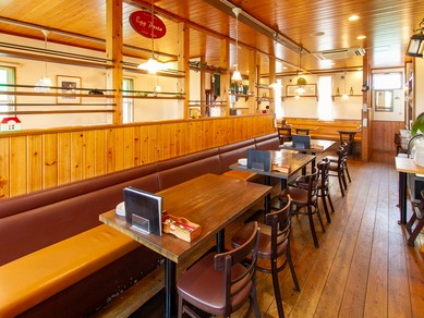 温かみのあるアットホームな店内