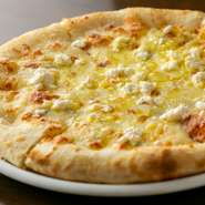 料理人自ら厳選し、こだわり抜いたチーズを使った『ピザ　4種のチーズ』。660円とリーズナブルな価格ながら、値段以上のクオリティを実現。モッツァレラチーズに自家製リコッタチーズも使用された、人気の一品です。