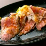 脂肪が最も少ないとされる、内もも肉は赤身がおいしい部位。低温でじっくりと調理、塩コショウでしっかりと味付けがされています。あっさりヘルシー、ワインのお供にもピッタリのひと品です。