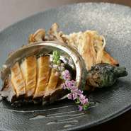 生簀から出したばかりの新鮮な鮑を使っているので、肝まで美味しくいただけます。鉄板で焼き上げ、濃密バター醤油のコクとマッチした贅沢な一品。