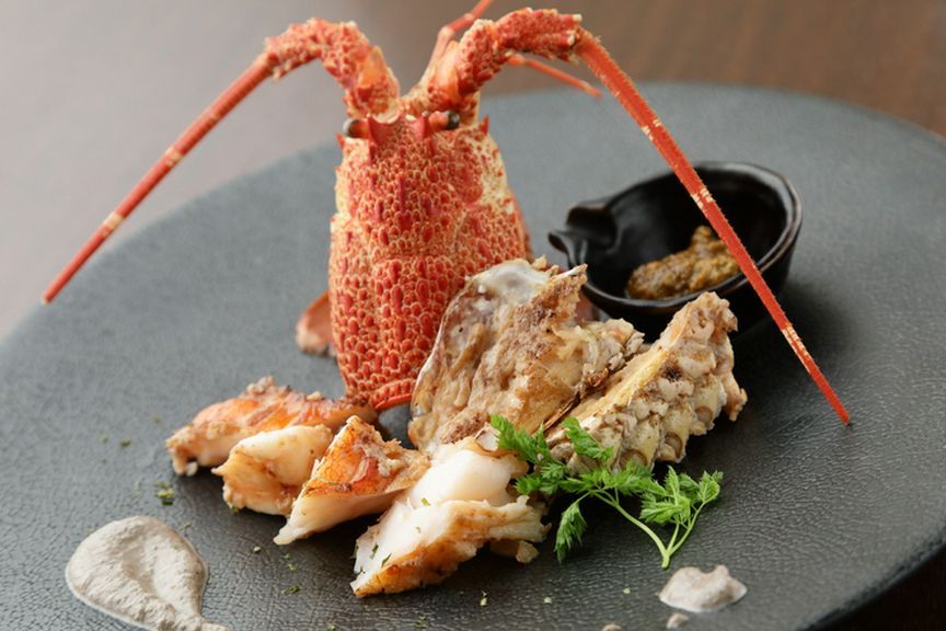 ぷりぷりのイセエビを自慢のソースでいただく『イセエビの鉄板焼き』