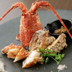 ぷりぷりのイセエビを自慢のソースでいただく『イセエビの鉄板焼き』