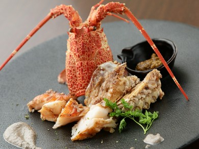 ぷりぷりのイセエビを自慢のソースでいただく『イセエビの鉄板焼き』