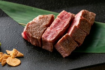 泡醤油でいただく希少部位『シャトーブリアンステーキ』