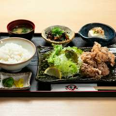 20年間変わらぬレシピで提供する不動の名物ランチメニュー『唐揚げ定食』