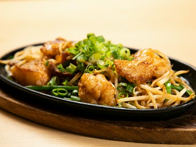 ほの甘い風味がやみつきになる『近江牛ホルモンもやし炒め』