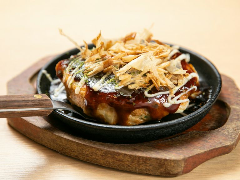 ふわふわやわらか、クリーミー食感がたまらない！　鉄板で焼き上げるオリジナルタコ焼き『きえんタコ焼き』