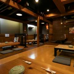座席間の間合いが広くゆったりした店内は55人まで収容可能