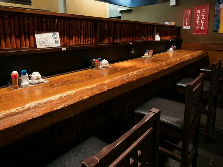 お一人様でもカップルでも気軽に利用できるカウンター席