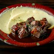 牛タンを2日以上しっかり煮込んだ『牛タンの味噌デミグラス煮込み』