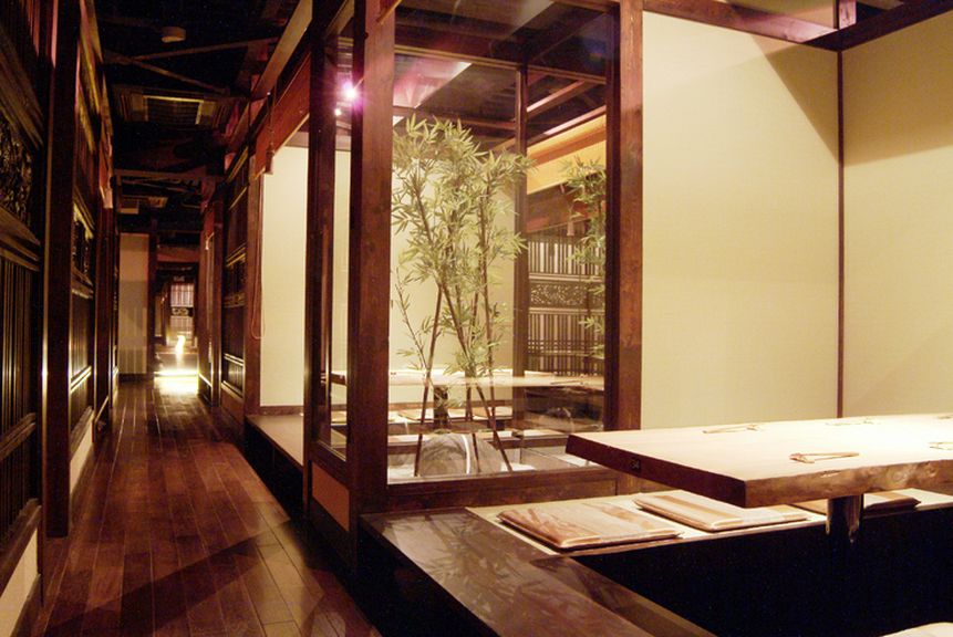 2名様から10名様まで大小完全個室ございます。