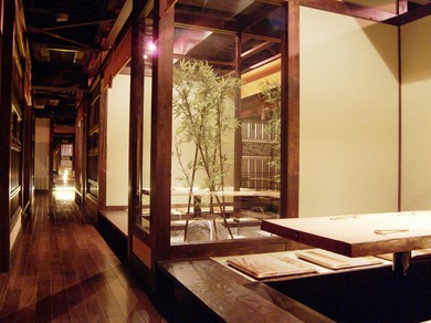 2名様から10名様まで大小完全個室ございます。