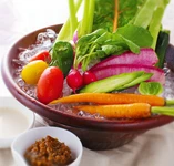 旬の新鮮野菜を自家製のじゃこみそとアンチョビソースで。インカのめざめという甘みの強いじゃがいもや見た目が美しい紅芯大根など珍しいお野菜が日替わりで盛りだくさん。注文率、インスタ映えの高い一品です。