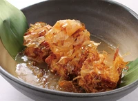 お豆腐とかつおぶしを一緒に揚げてあります。かつおぶしがカリカリの新食感に。