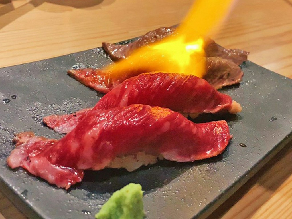 ★おすすめ　黒毛和牛のコウネ炙り寿司　(５貫)